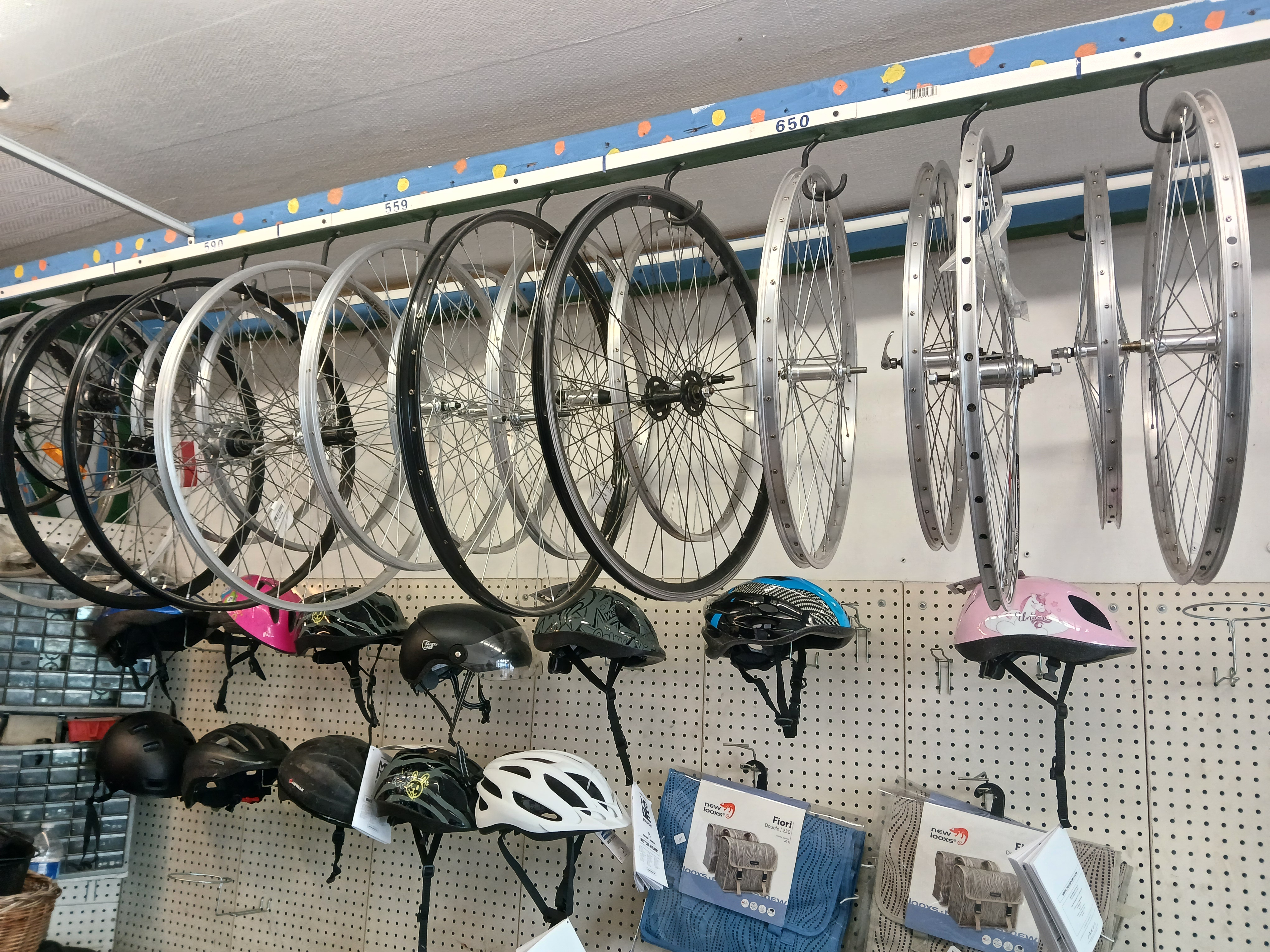 Intérieur de l’atelier avec roues et accessoires vélo